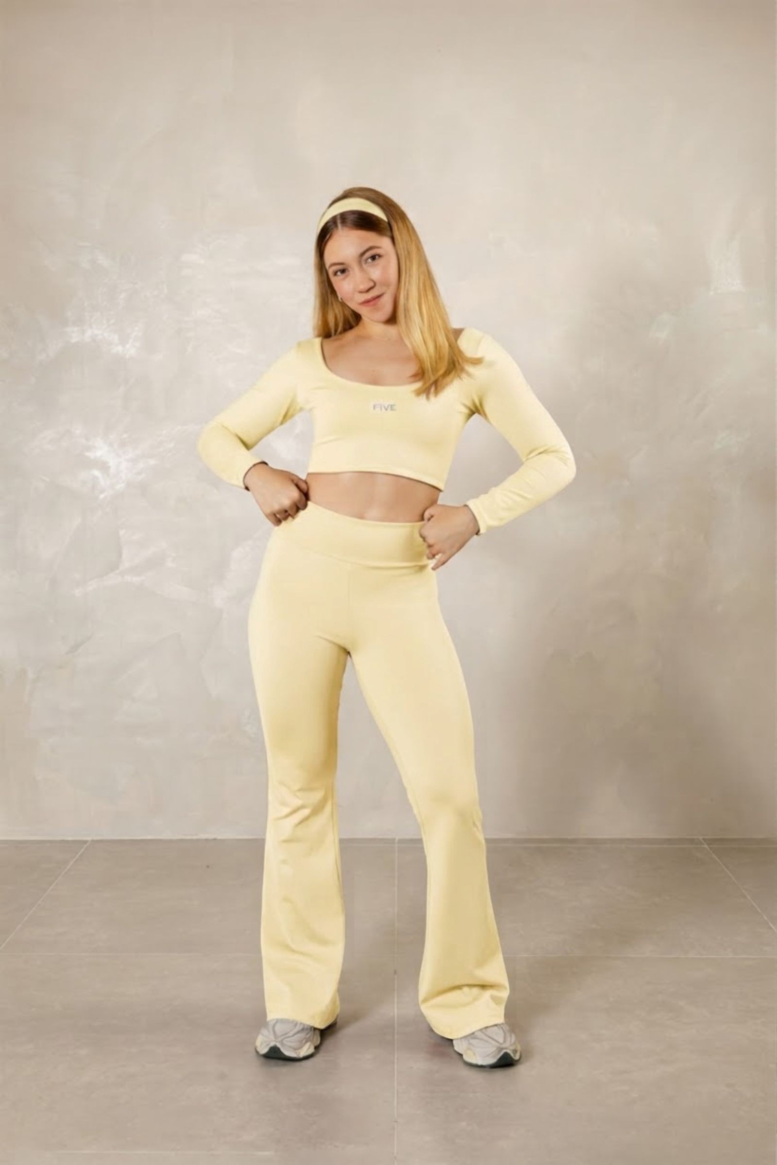 Cropped Manga Longa Decote U Amarelo Manteiga