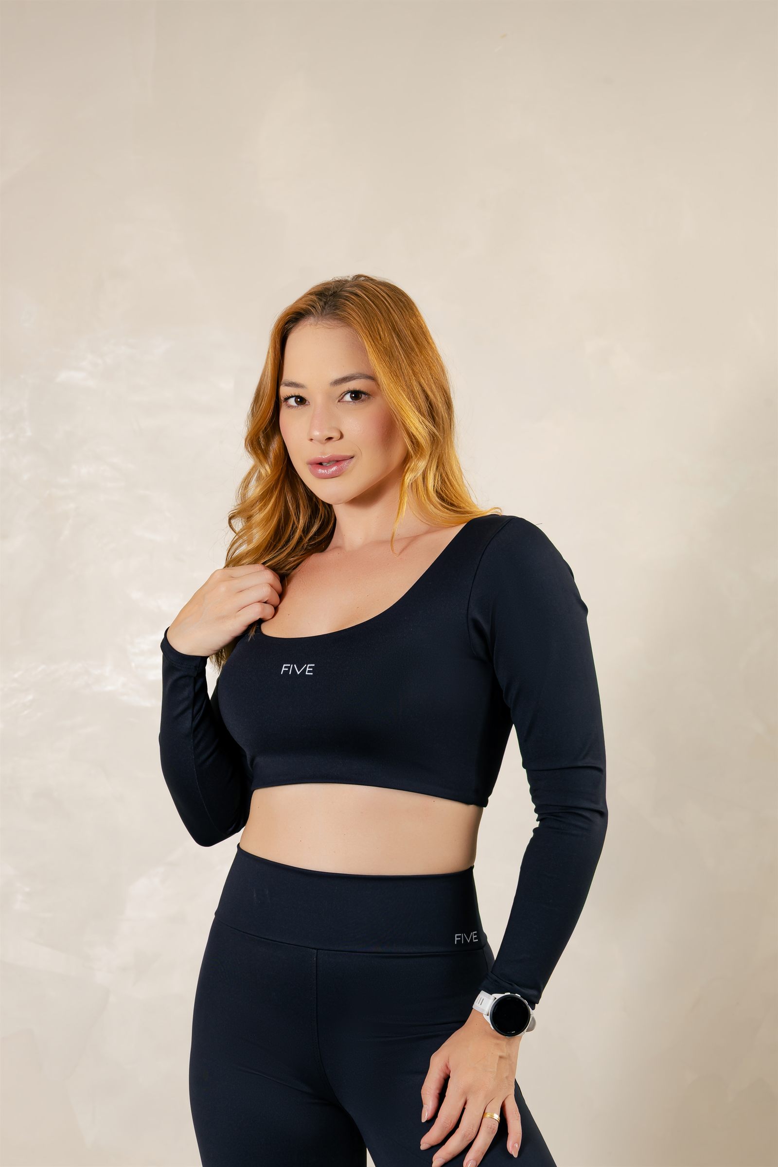 Cropped Manga Longa Decote U — Preto