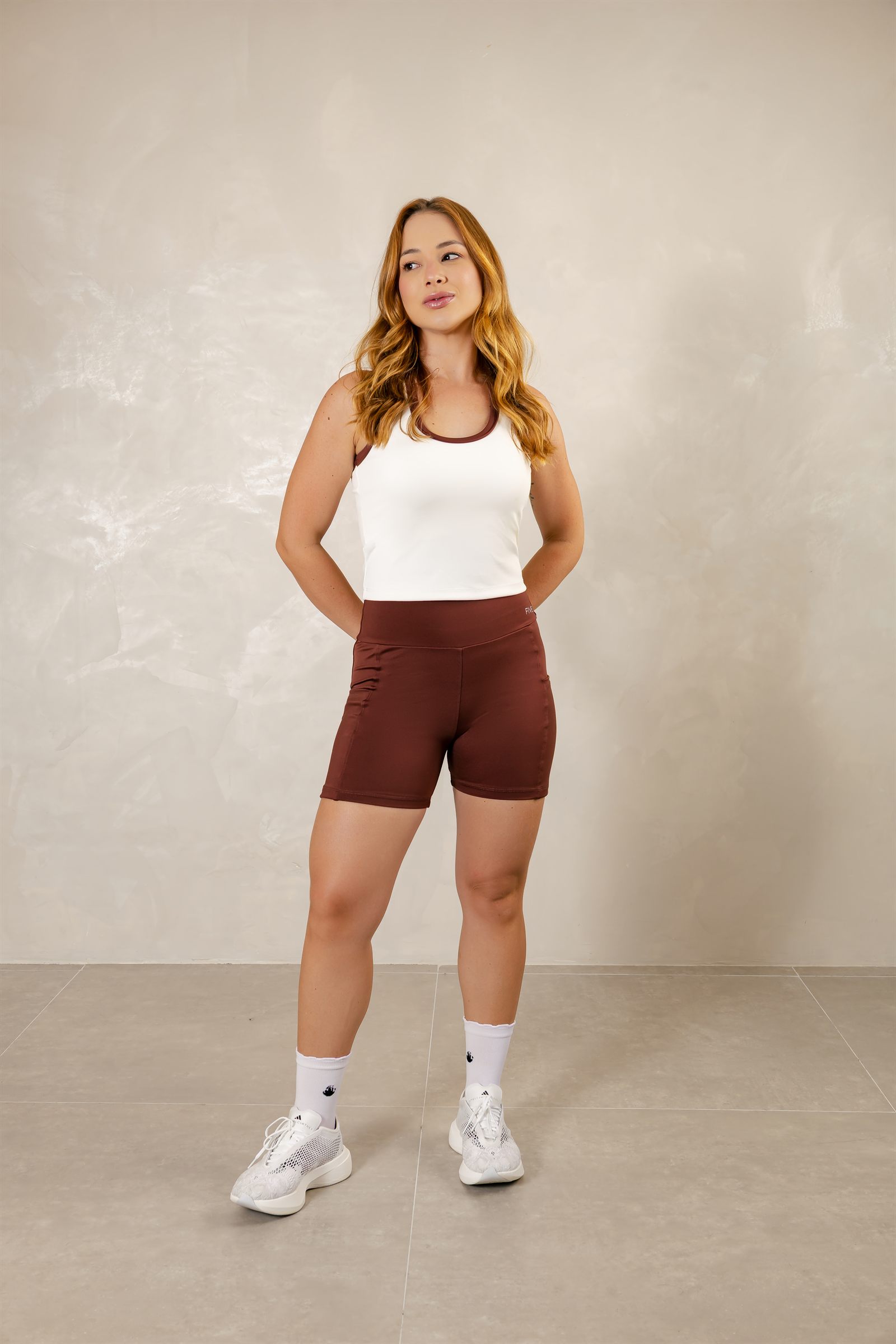 Short Ciclista com Bolsos Laterais — Marrom
